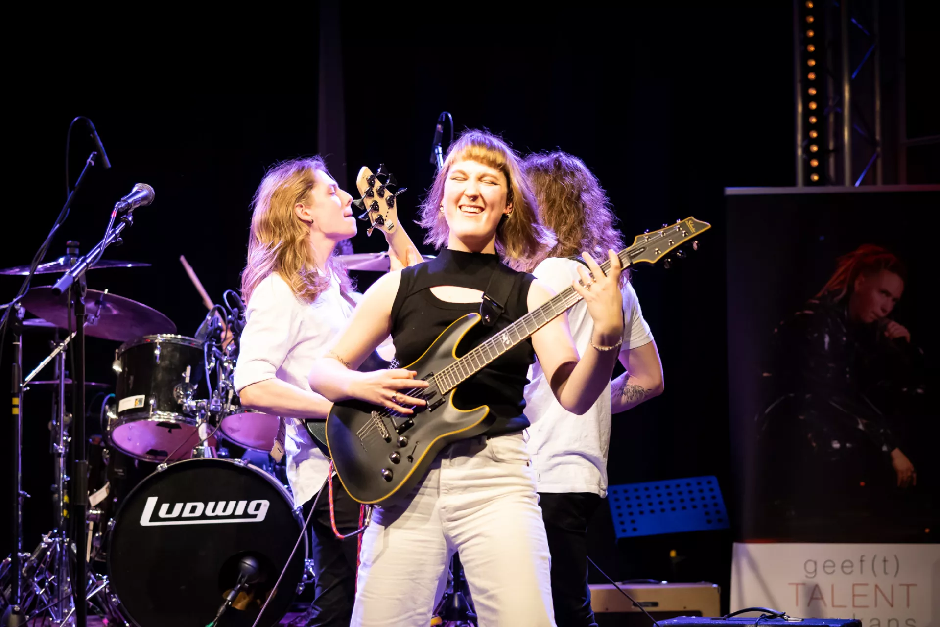 Talentontwikkeling - Eurosonic Preview - Drie jongeren met gitaren op een podium