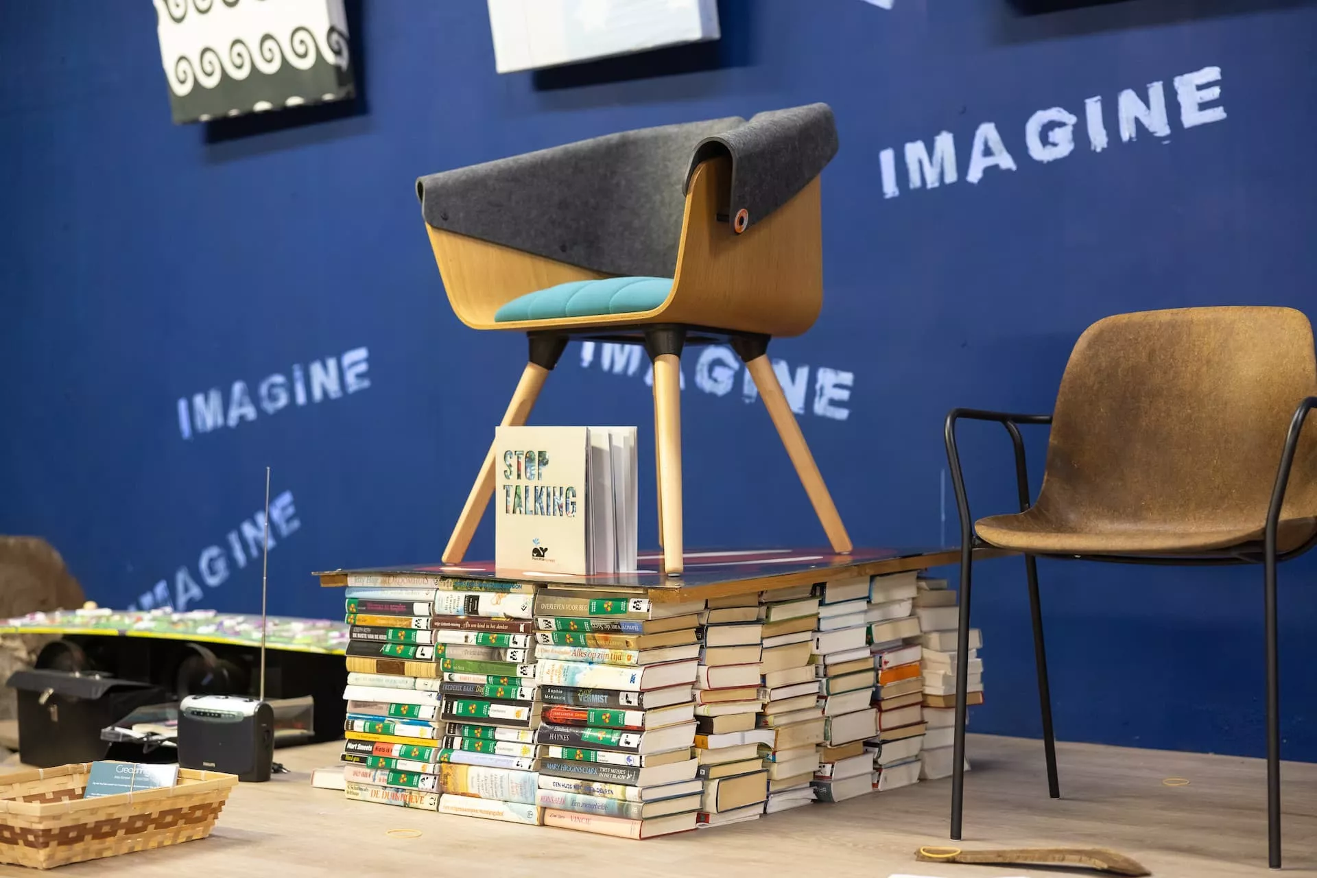 Makers - amateurskunstloket - stoel op stapels boeken