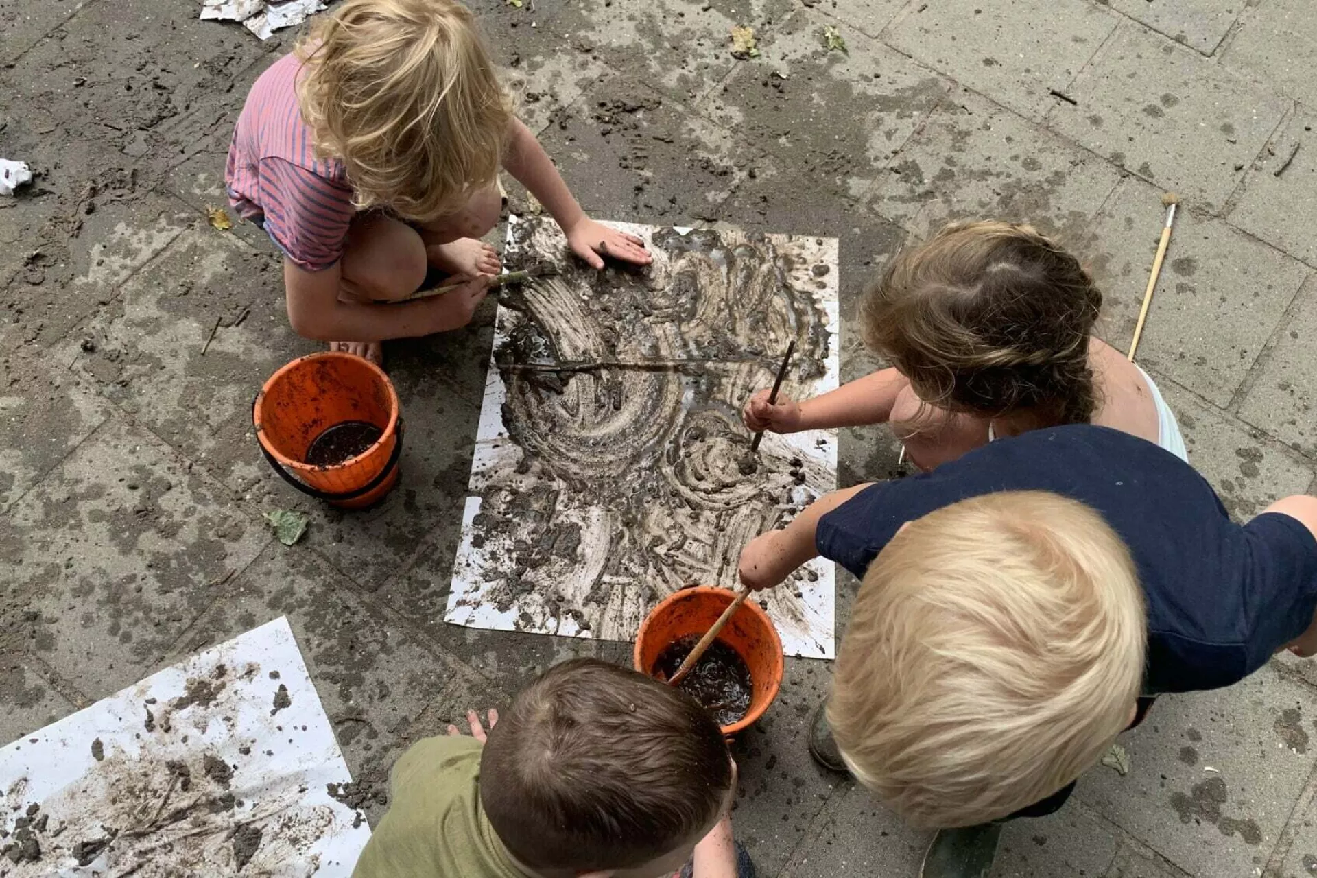 Professionalisering - Onderwijs - begrijpen met je handen - kinderen spelen in modder