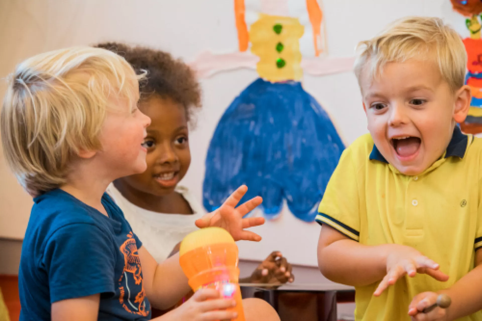 Meer muziek in de klas - lachende jongens