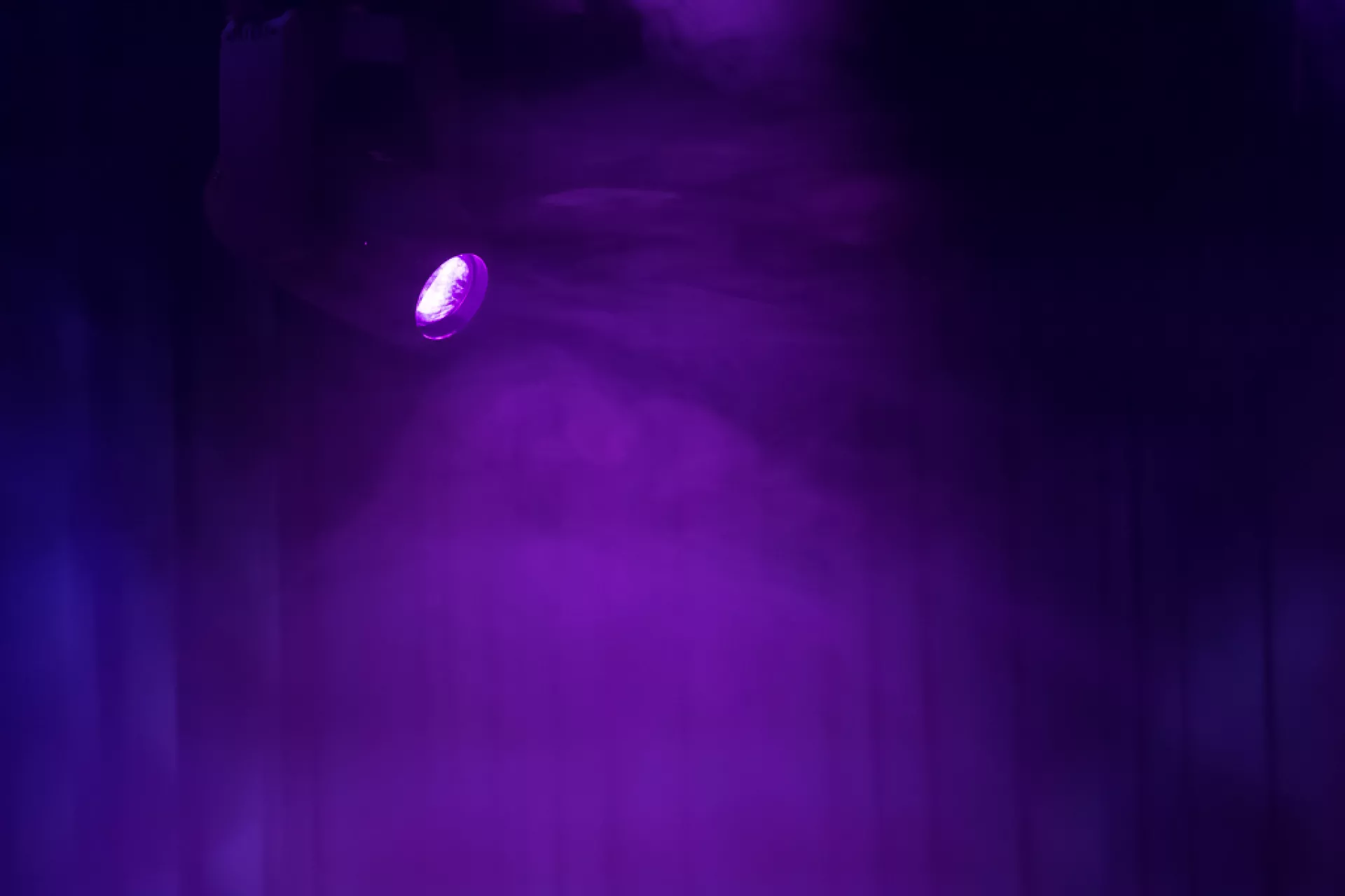 Een paarse lichtstraal in een wazige omgeving.