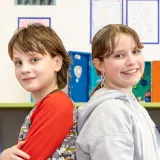 Foto van Inger van Til in gesprek met leerlingen Jelle & Marleen